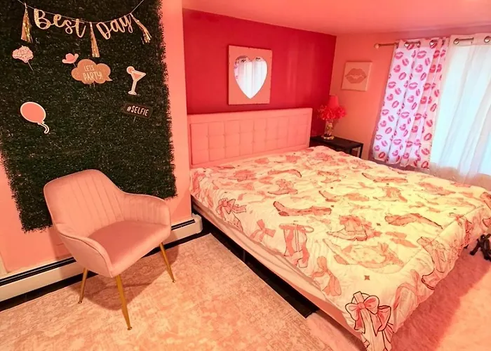 Pinksburgh Pet-friendly By Strip, Stadium, Skyline Pittsburgh