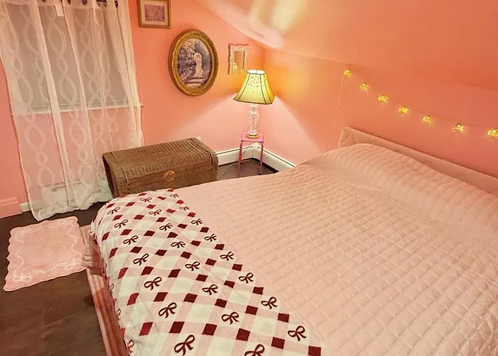 Pinksburgh Pet-friendly By Strip, Stadium, Skyline Holiday home Pittsburgh