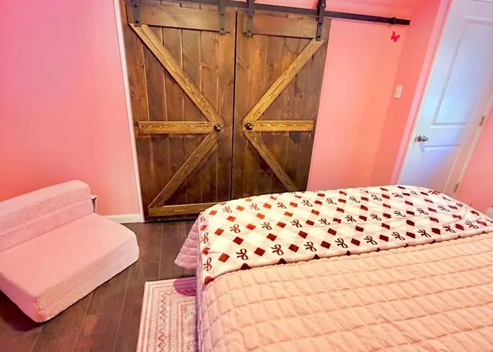 Pinksburgh Pet-friendly By Strip, Stadium, Skyline Holiday home Pittsburgh