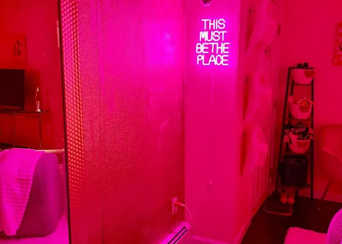 Pinksburgh Pet-friendly By Strip, Stadium, Skyline Pittsburgh